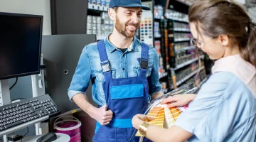 «Промолчу — и куплю не то»: как общаться с продавцами в строймаркете и не уйти домой с тремя мешками не того